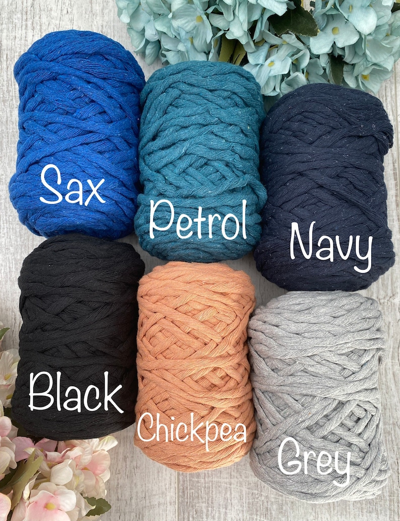 Pu&ograve; includere: Sei matasse di filato intrecciato spesso disposte su due file. I colori sono etichettati come Sax, Petrol, Navy, Black, Chickpea e Grey. Ogni matassa presenta una consistenza a corda spessa e continua, offrendo un aspetto uniforme per ogni tinta.