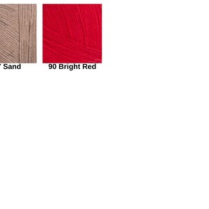 Puede incluir: Dos muestras cuadradas de hilo. La muestra de la izquierda es de color beige claro etiquetada como 87 Sand. La muestra de la derecha es de color rojo brillante etiquetada como 90 Bright Red. Ambas muestran la textura de las fibras.