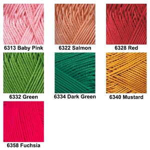 Puede incluir: Una colecci&oacute;n de siete madejas de hilo en distintos colores etiquetadas con n&uacute;meros y nombres: 6313 Baby Pink, 6322 Salmon, 6328 Red, 6332 Green, 6334 Dark Green, 6340 Mustard y 6358 Fuchsia, mostrando la textura de la fibra trenzada.