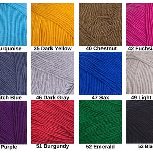 Puede incluir: Una cuadr&iacute;cula de doce ovillos de lana en varios colores etiquetados con n&uacute;meros y nombres: 33 Turquoise, 35 Dark Yellow, 40 Chestnut, 42 Fuchsia Pink, 45 Pitch Blue, 46 Dark Gray, 47 Sax, 49 Light Gray, 50 Purple, 51 Burgundy, 52 Emerald y 53 Black.