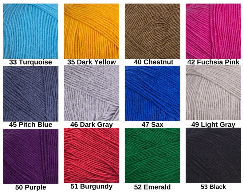 Puede incluir: Una cuadr&iacute;cula de doce ovillos de lana en varios colores etiquetados con n&uacute;meros y nombres: 33 Turquoise, 35 Dark Yellow, 40 Chestnut, 42 Fuchsia Pink, 45 Pitch Blue, 46 Dark Gray, 47 Sax, 49 Light Gray, 50 Purple, 51 Burgundy, 52 Emerald y 53 Black.