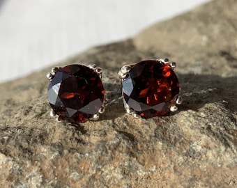 Earrings set with cobochon Garnets Garnet Earrings Garnet Studs Round Disc Earrings Sterling Silver Disc Studs