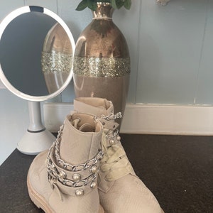 Beige enkellaarsjes met parels