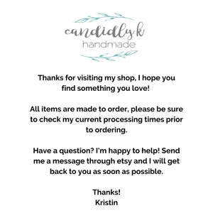 K&ouml;nnte beinhalten: Text&uuml;berlagerung auf wei&szlig;em Hintergrund mit einem floralen Design und den Worten "candidlyk handmade". Der Text lautet: "Vielen Dank f&uuml;r den Besuch meines Shops, ich hoffe, du findest etwas, das du liebst! Alle Artikel werden auf Bestellung gefertigt, bitte stelle sicher, dass du meine aktuellen Bearbeitungszeiten vor der Bestellung &uuml;berpr&uuml;fst. Hast du eine Frage? Ich helfe dir gerne weiter! Schick mir eine Nachricht &uuml;ber etsy und ich melde mich so schnell wie m&ouml;glich bei dir. Danke! Kristin"