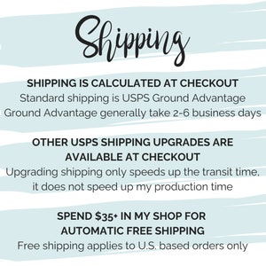 K&ouml;nnte beinhalten: Eine Grafik mit dem Wort "Shipping" in einer stilisierten Schriftart. Der Text "SHIPPING IS CALCULATED AT CHECKOUT" wird angezeigt. Der Standardversand erfolgt &uuml;ber USPS Ground Advantage. Ground Advantage dauert in der Regel 2-6 Werktage. Weitere USPS-Versand-Upgrades sind an der Kasse verf&uuml;gbar. Ein Upgrade des Versands beschleunigt nur die Transitzeit, es beschleunigt nicht meine Produktionszeit. Geben Sie 35 &euro; oder mehr in meinem Shop aus, um automatisch kostenlosen Versand zu erhalten. Kostenloser Versand gilt nur f&uuml;r Bestellungen mit Sitz in den USA.