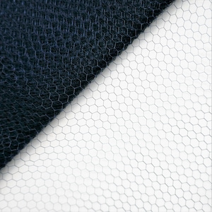 Voile ultrafine vintage des années 1950 bleu marine petit motif nid d'abeille//filet de chapellerie//fournitures pour fabrication de chapeaux - 1 mètre (39,5") P1