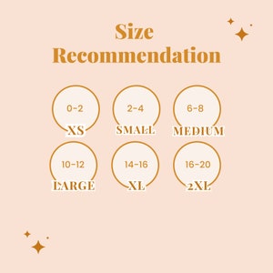 以下が含まれることがあります： 温かみのある茶色のフォントで「Size Recommendation」と書かれたサイズ推奨チャート。XSから2XLまでのサイズ範囲が、対応する数値範囲とともに6つの円で表示されています。背景はソフトピーチ色で、スターバーストのアクセントが付いています。