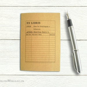 Bibliotheksausweis Notizbuch für Bibliothekarin | Buchliebhaber Tagebuch, Buchclub Tagebuch, linierte Seiten | bookish A6 Kraftpapier, Öko-Recyclingpapier
