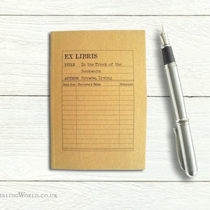 Bücherwurm Notizbuch, Bibliotheksausweis Design | Nostalgisches Buchliebhaber Geschenk, Buchliebhaber Geschenkidee | Liniertes Recyclingpapier A6 Kraftpapier