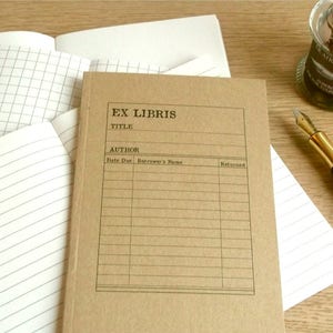 Bibliotheksausweis Notizbuch mit Punktraster, kariertem oder blanko Seiten (Freigabe) - Kraftpapier Cahier im Taschenformat