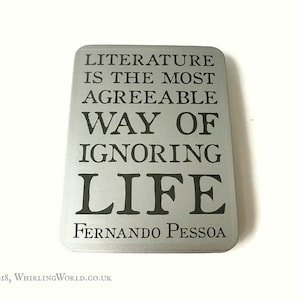 Boîte cadeau pour amoureux des livres | Boîte de rangement typographie citation livresque | Idée cadeau rat de bibliothèque - Boîte de papeterie à charnière avec citation de Fernando Pessoa