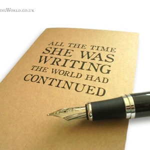 Carnet d'écriture Essential, citation de Virginia Woolf | petit cadeau portable pratique pour écrivain | Journal kraft ligné typographie minimaliste