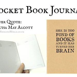Puede incluir: Un diario de bolsillo marr&oacute;n con la cita "She is too fond of books and it has turned her brain" impresa en la portada. La cita de la portada se atribuye a Louisa May Alcott.