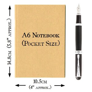 Puede incluir: Un cuaderno A6 marr&oacute;n con el texto "A6 Notebook (Pocket Size)" impreso en la portada. El cuaderno mide 14,8 cm de alto y 10,5 cm de ancho. Se muestra una pluma estilogr&aacute;fica negra junto al cuaderno.