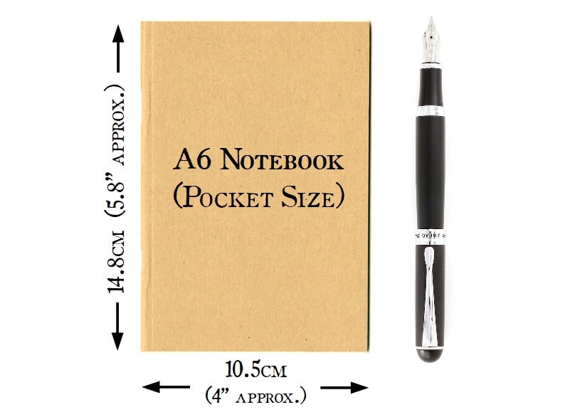 Puede incluir: Un cuaderno A6 marr&oacute;n con el texto "A6 Notebook (Pocket Size)" impreso en la portada. El cuaderno mide 14,8 cm de alto y 10,5 cm de ancho. Se muestra una pluma estilogr&aacute;fica negra junto al cuaderno.