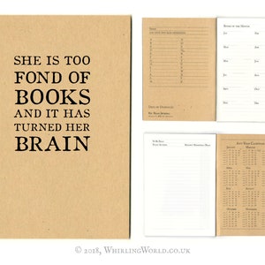 Puede incluir: Una libreta marr&oacute;n con el texto "SHE IS TOO FOND OF BOOKS AND IT HAS TURNED HER BRAIN" impreso en la portada. La libreta tiene una p&aacute;gina en blanco, una p&aacute;gina con un &iacute;ndice alfab&eacute;tico, una p&aacute;gina para llevar un registro de los libros del mes y una p&aacute;gina con un calendario anual.