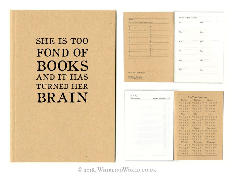 Puede incluir: Una libreta marr&oacute;n con el texto "SHE IS TOO FOND OF BOOKS AND IT HAS TURNED HER BRAIN" impreso en la portada. La libreta tiene una p&aacute;gina en blanco, una p&aacute;gina con un &iacute;ndice alfab&eacute;tico, una p&aacute;gina para llevar un registro de los libros del mes y una p&aacute;gina con un calendario anual.