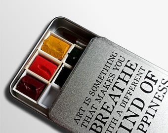 Cita de Art Happiness: una pequeña lata de pintura con tapa deslizante llena de accesorios de acuarela - Cita de Annie Albers
