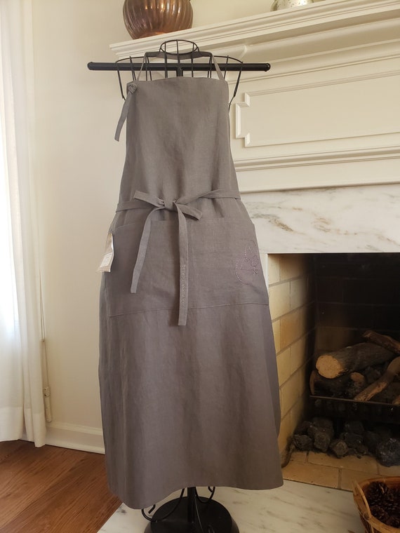 Linen apron, long with pockets and hand embroidery