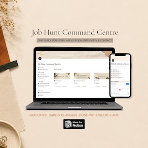 Op de afbeelding: Een laptop en een smartphone met een digitaal Job Hunt Command Centre dashboard. Het scherm toont secties voor onderzoek, vacatures, sollicitaties en interviews. De tekst luidt Job Hunt Command Centre, One place for every application, interview & contact, en Made for Notion.