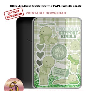 Pode incluir: Uma inserção de capa Kindle com um design xadrez verde e branco. A inserção apresenta personagens de desenhos animados e o texto "Emotional Support Kindle" e "Book Lover". As palavras "Kindle Case Insert" e "Printable Download" também são visíveis.