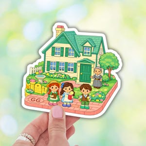 Può includere: Un adesivo colorato con un'illustrazione a cartoni animati di una casa con tetto e porta verdi, circondata da un giardino e figure di bambini e una donna anziana. L'adesivo ha un bordo bianco e le iniziali "GG".