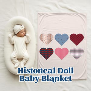 Pode incluir: Um cobertor de bebê rosa claro com seis desenhos de coração em vários padrões e cores, incluindo floral, xadrez e bolinhas. O cobertor tem o texto "Historical Doll Baby Blanket" em azul marinho. Um bebê dorme em um berço branco.