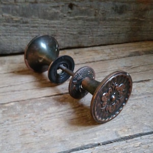 Vintage sovjetisk dörrknopp, blommönster runt metallhandtag, Sovjetunionen 1970-80-tal heminredning, retro kopparfärgad dörrhandtag, mitten av århundradet återvunnet