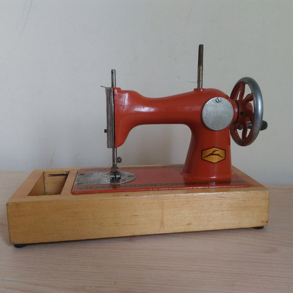 Rare Vintage Sewing Machine Toy, Collectibles kids sewing mechanical manual machine, working position