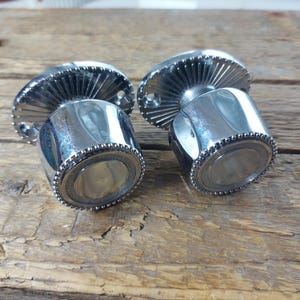 Para starych radzieckich klamek do drzwi, sprzęt przemysłowy DAAZ ZSRR, chromowane gałki w stylu mid-century modern, metalowe uchwyty retro z lat 70., wystrój wnętrz w stylu loft