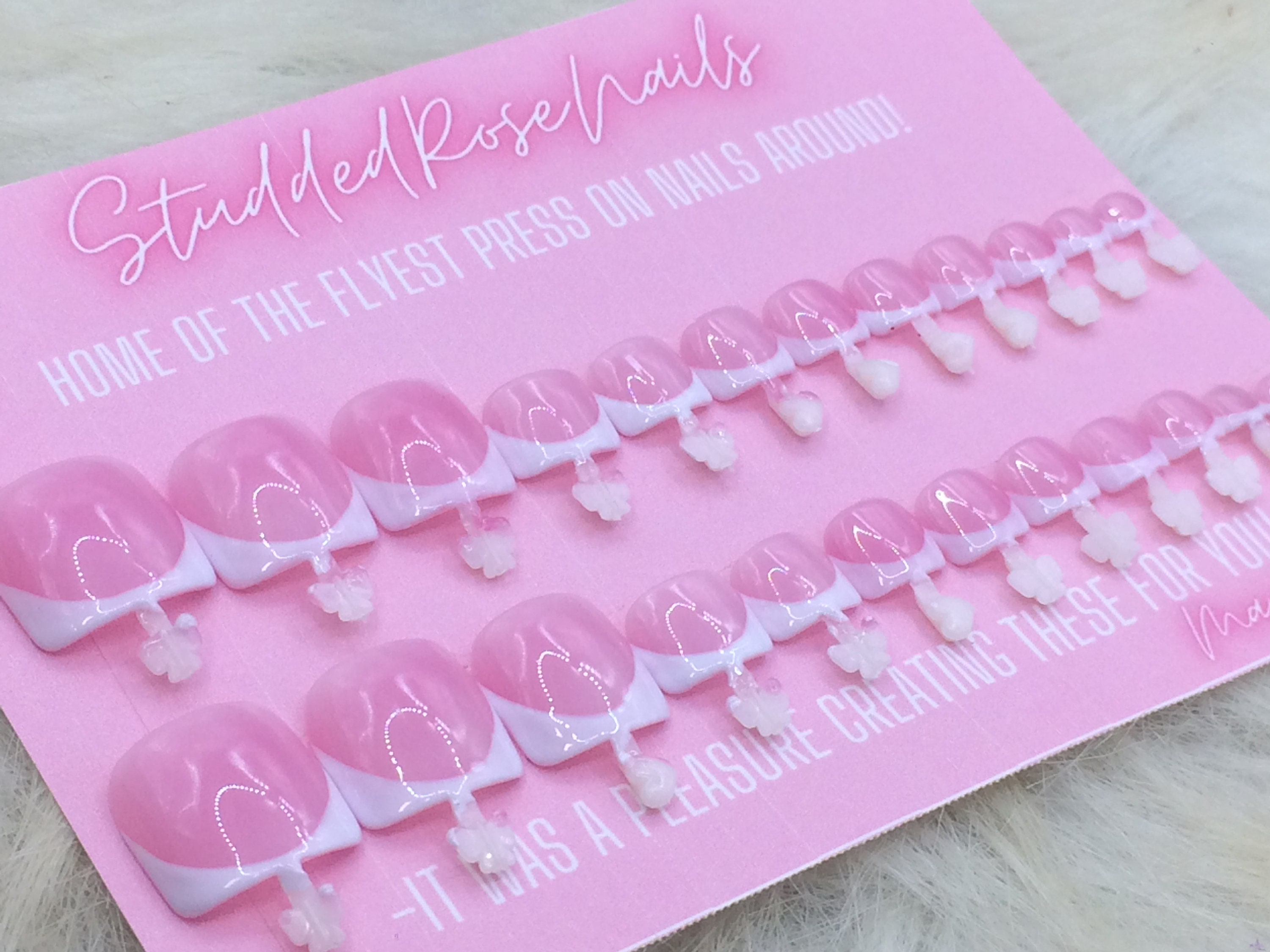 Trattamento Principessa / Pedicure Classico / Rosa Scuro / Rosa e Bianco / Toes-On-The-Go / Unghie Finte / StuddedRoseNails