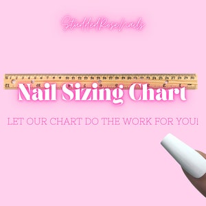 Puede incluir: Una regla de madera con marcas de pulgadas del 1 al 30, con el texto "Nail Sizing Chart" en letras blancas sobre un fondo rosa. El texto "LET OUR CHART DO THE WORK FOR YOU!" tambi&eacute;n est&aacute; en el fondo rosa. Se muestra una u&ntilde;a postiza blanca en un dedo.