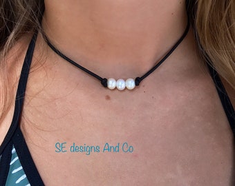 3 PEARL LEATHER Choker / Real Pearl Leather Necklace/ Small Pearl Choker/ 3 Pearl Leather Necklace/ three pearl choker/ beach leather choker
