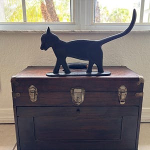 Raspador de botas antiguo de hierro fundido negro con forma de gato, que también puede utilizarse como tope de puerta pesado. Fabricado en hierro fundido duradero.