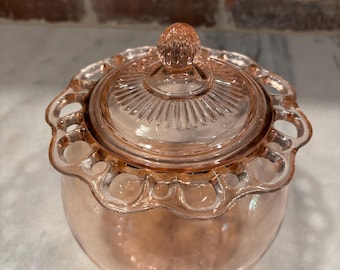 Vintage roze depressieve glazen koektrommel van Anchor Hocking met het patroon van de oude kolonie (ook bekend als "Open Lace")