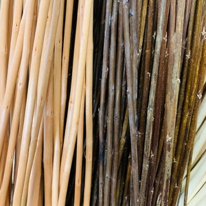 Pode incluir: Um close-up de dois feixes de varas de madeira natural n&atilde;o tratadas. O feixe &agrave; esquerda &eacute; de cor castanho claro e o da direita &eacute; de cor castanho escuro.