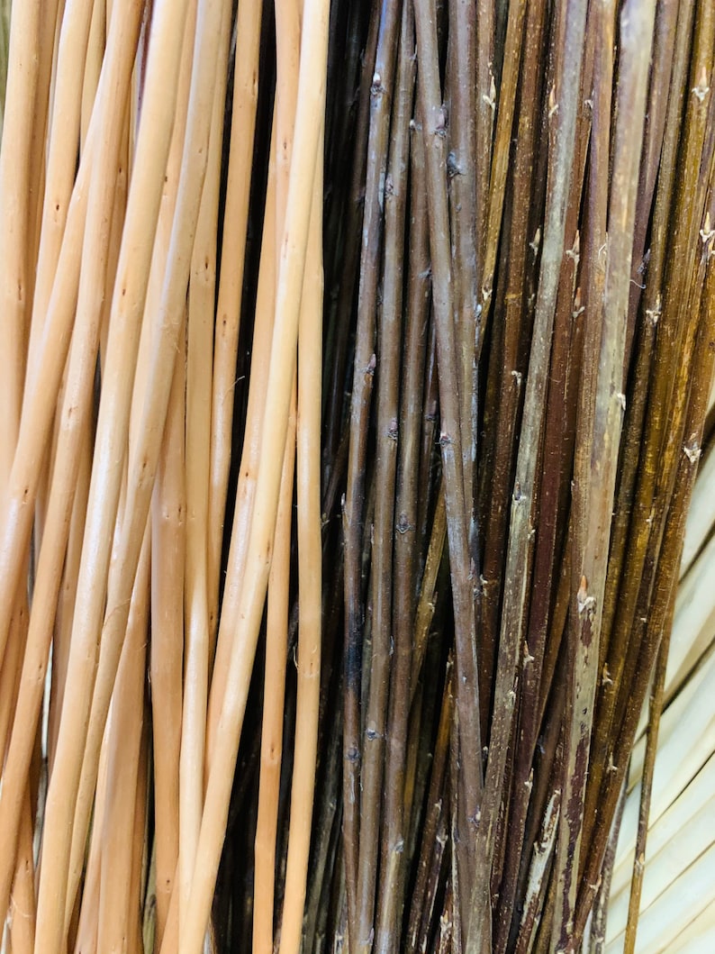 Pode incluir: Um close-up de dois feixes de varas de madeira natural n&atilde;o tratadas. O feixe &agrave; esquerda &eacute; de cor castanho claro e o da direita &eacute; de cor castanho escuro.