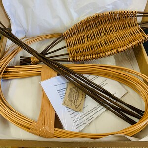 Pode incluir: Um kit de cesta de vime com instru&ccedil;&otilde;es e um feixe de ramos de salgueiro. O kit inclui uma base tecida e um conjunto de ramos de salgueiro para tecer uma cesta.