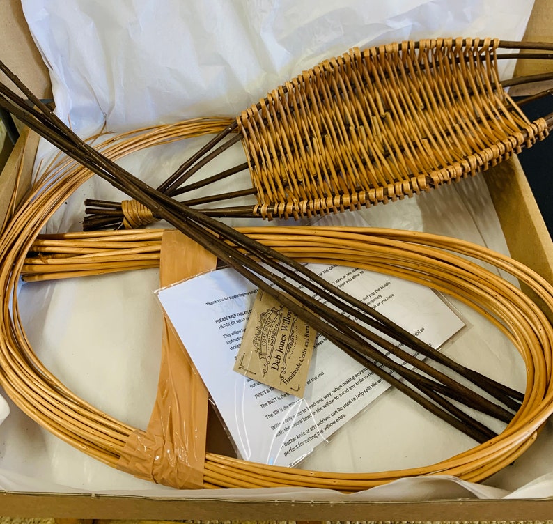 Pode incluir: Um kit de cesta de vime com instru&ccedil;&otilde;es e um feixe de ramos de salgueiro. O kit inclui uma base tecida e um conjunto de ramos de salgueiro para tecer uma cesta.