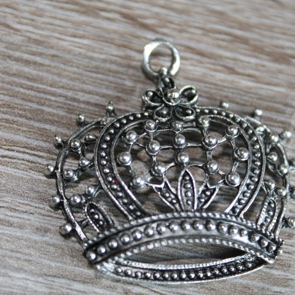 Pendentif couronne en métal plaqué argent ou bronze de style vintage, breloque en filigrane en métal de style antique, lot de 2 pièces