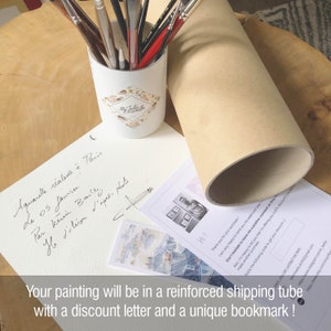 Puede incluir: Una acuarela que representa una escena callejera parisina con una nota manuscrita en franc&eacute;s que dice "Aquarelle r&eacute;alis&eacute;e &agrave; Paris le 05 Janvier Par Kevin Bailly, d'apr&egrave;s photos." La pintura se empaqueta en un tubo de env&iacute;o reforzado con una carta de descuento y un marcap&aacute;ginas &uacute;nico.