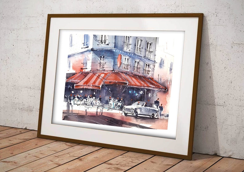 Puede incluir: Pintura acuarela de una escena callejera parisina con un caf&eacute;, un toldo rojo y un coche antiguo. El caf&eacute; tiene mesas y sillas afuera, y la gente est&aacute; sentada y de pie alrededor. El edificio est&aacute; pintado en tonos grises y azules, con un toldo rojo sobre el caf&eacute;. El coche es de color gris claro y est&aacute; estacionado frente al caf&eacute;.
