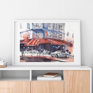 Puede incluir: Una pintura de acuarela de un caf&eacute; parisino con una marquesina roja a rayas, mesas y sillas, y un coche antiguo estacionado en frente. El edificio est&aacute; pintado en tonos de azul y gris, y el cielo es de un azul suave.