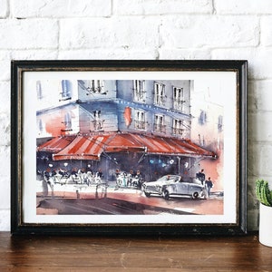 Puede incluir: Una pintura de acuarela de un caf&eacute; parisino con una marquesina a rayas rojas y blancas, un coche antiguo aparcado delante y gente sentada en mesas en el exterior. El edificio est&aacute; pintado en tonos grises y azules.