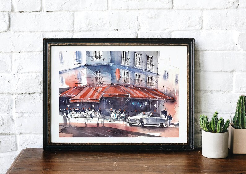 Puede incluir: Una pintura de acuarela de un caf&eacute; parisino con una marquesina a rayas rojas y blancas, un coche antiguo aparcado delante y gente sentada en mesas en el exterior. El edificio est&aacute; pintado en tonos grises y azules.