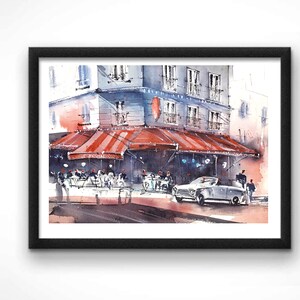 Puede incluir: Una pintura de acuarela de una escena callejera parisina con un caf&eacute;, un toldo a rayas rojas y blancas y un coche antiguo estacionado en frente. La gente est&aacute; sentada en mesas fuera del caf&eacute; y otros est&aacute;n caminando.