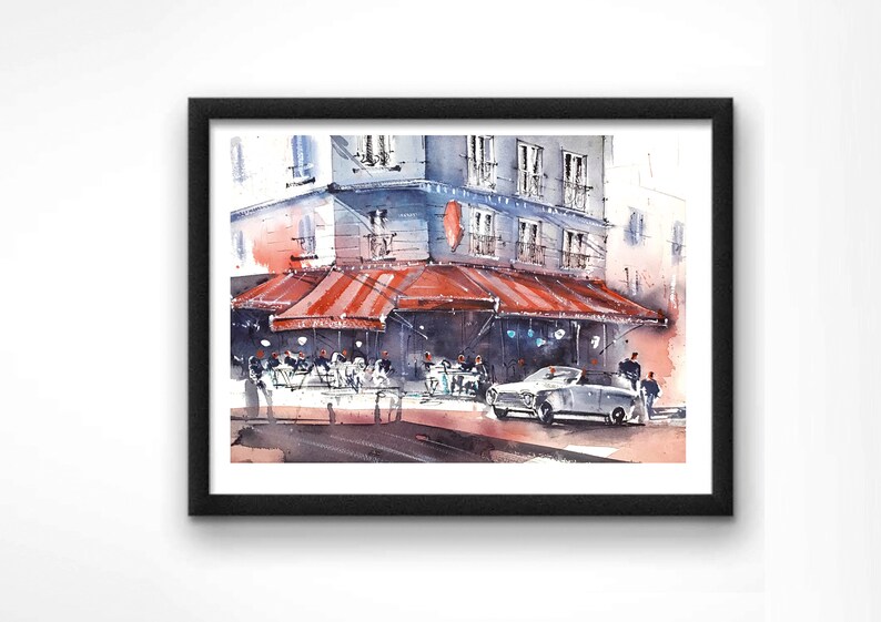 Puede incluir: Una pintura de acuarela de una escena callejera parisina con un caf&eacute;, un toldo a rayas rojas y blancas y un coche antiguo estacionado en frente. La gente est&aacute; sentada en mesas fuera del caf&eacute; y otros est&aacute;n caminando.