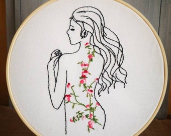 Broderie traditionnelle "femme romantique"