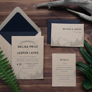 Rustic Mountain Ridge Wedding su carta Kraft, Misty Mountain Range in White Ink Outdoor Woodland SAMPLE 37
