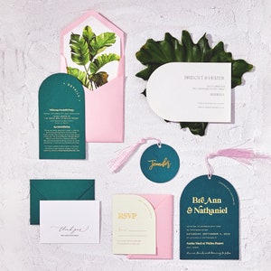 Moderne tropische Hochzeitseinladung mit blindgeprägter Palme, benutzerdefinierte gewölbte Form, rosa Umschlag mit Quaste, benutzerdefinierte Form einladen 87